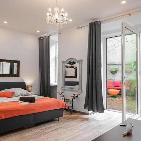 וינה Fullfilling 3Br Shared Apartment With Pleasing Patio מראה חיצוני תמונה