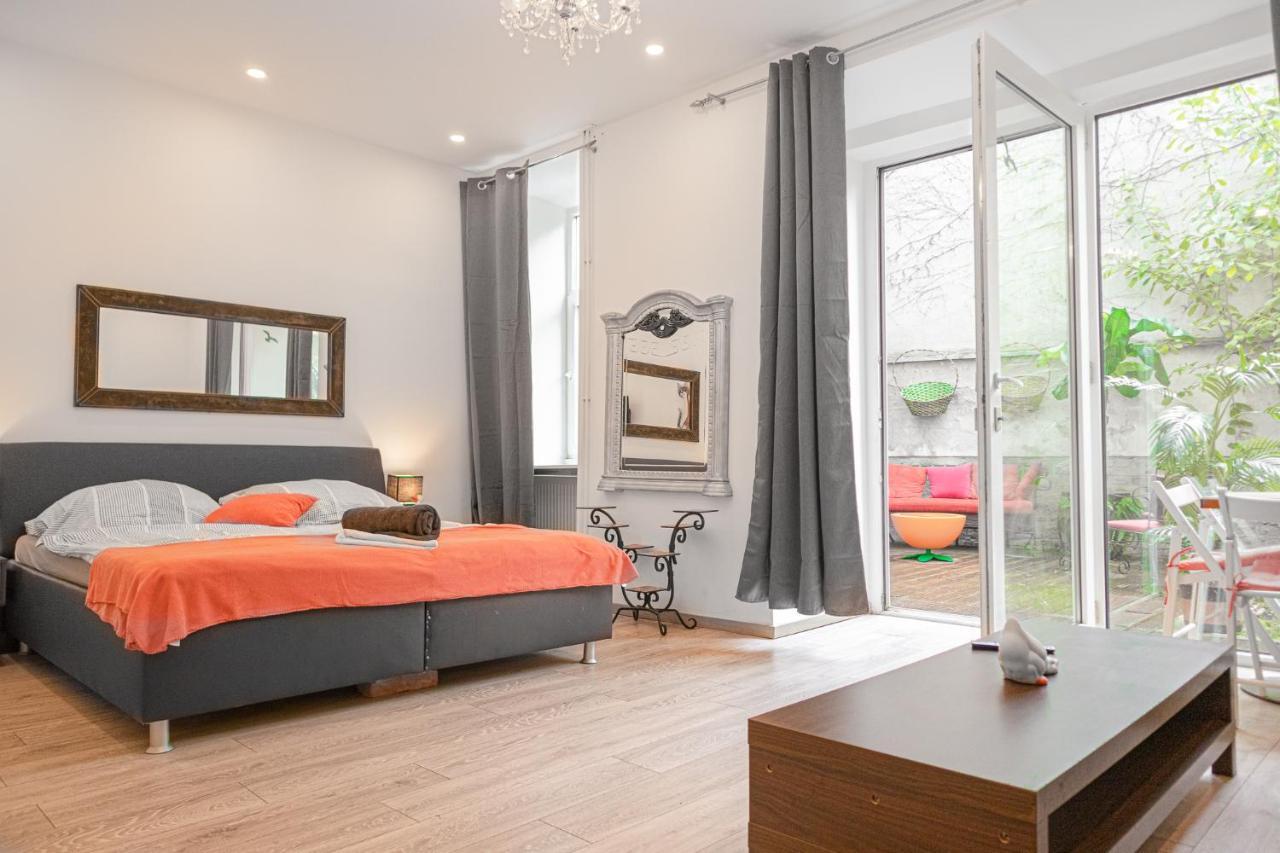 וינה Fullfilling 3Br Shared Apartment With Pleasing Patio מראה חיצוני תמונה