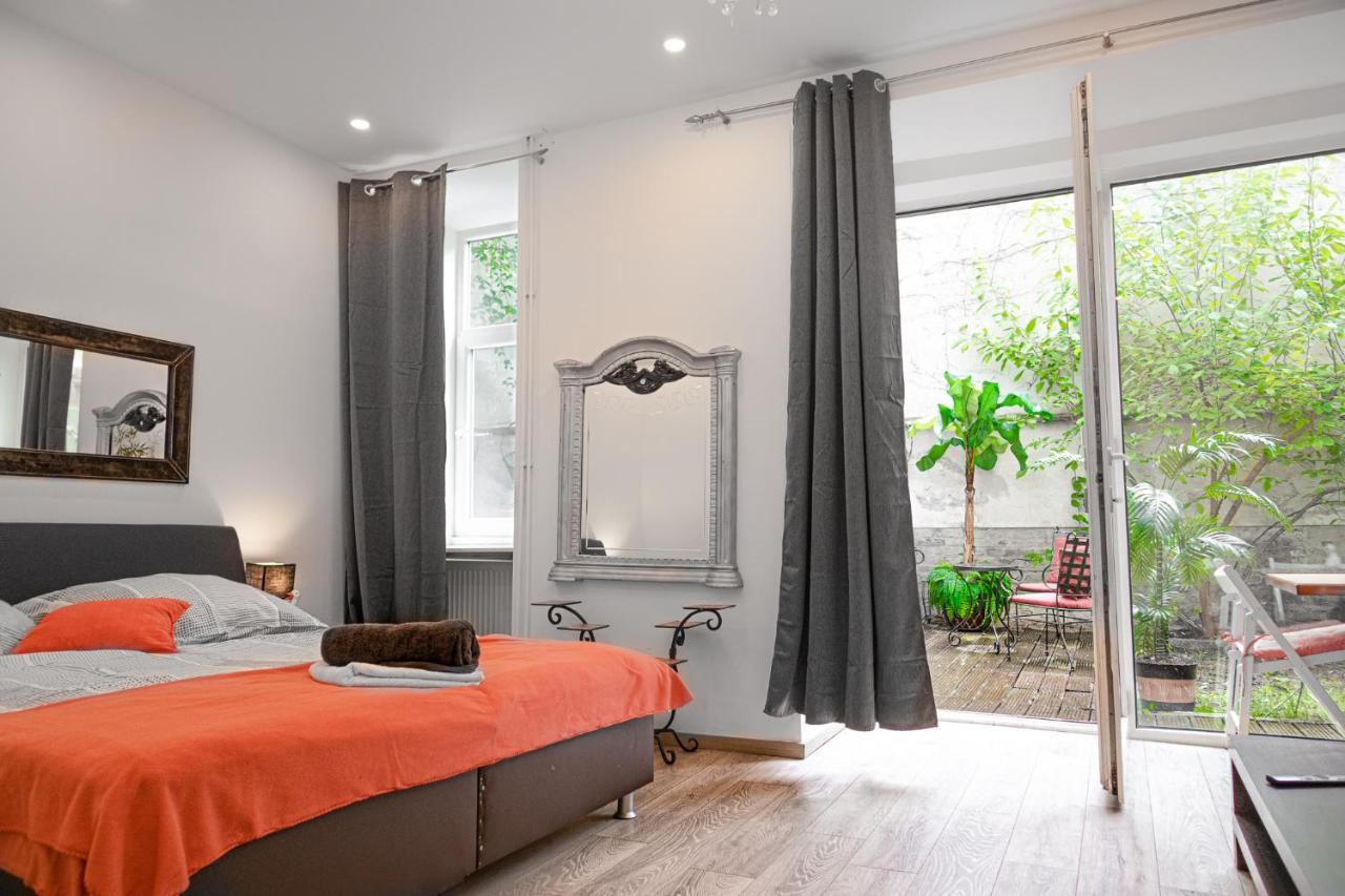 וינה Fullfilling 3Br Shared Apartment With Pleasing Patio מראה חיצוני תמונה