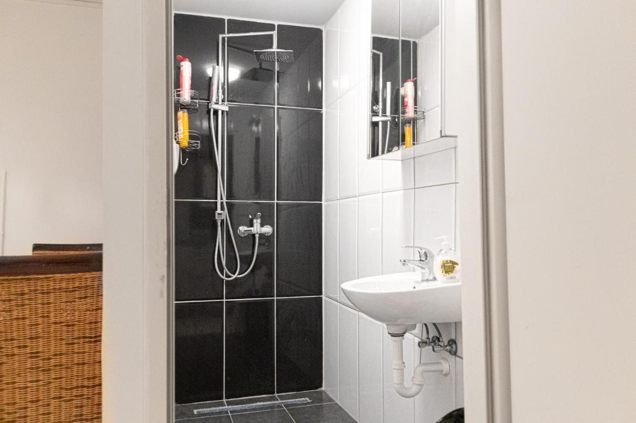וינה Fullfilling 3Br Shared Apartment With Pleasing Patio מראה חיצוני תמונה