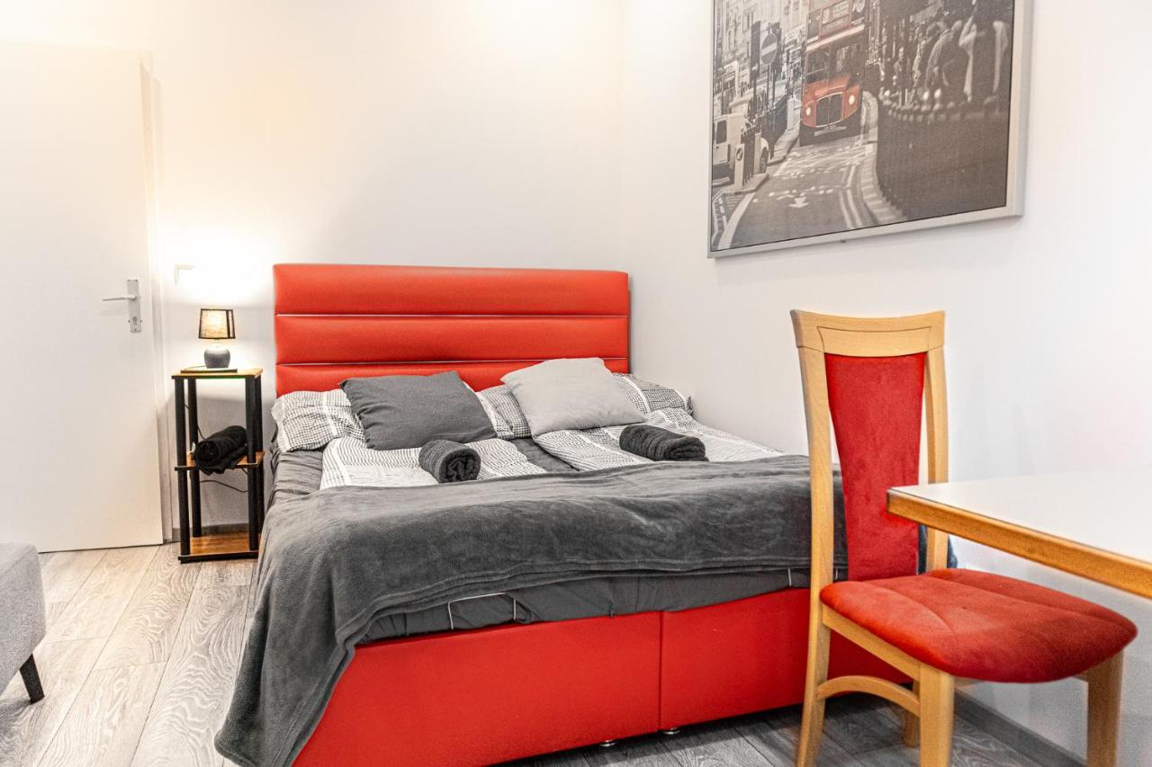 וינה Fullfilling 3Br Shared Apartment With Pleasing Patio מראה חיצוני תמונה