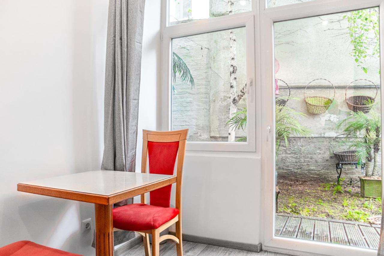 וינה Fullfilling 3Br Shared Apartment With Pleasing Patio מראה חיצוני תמונה