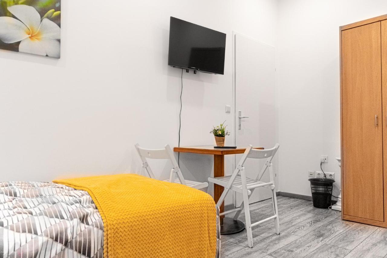 וינה Fullfilling 3Br Shared Apartment With Pleasing Patio מראה חיצוני תמונה